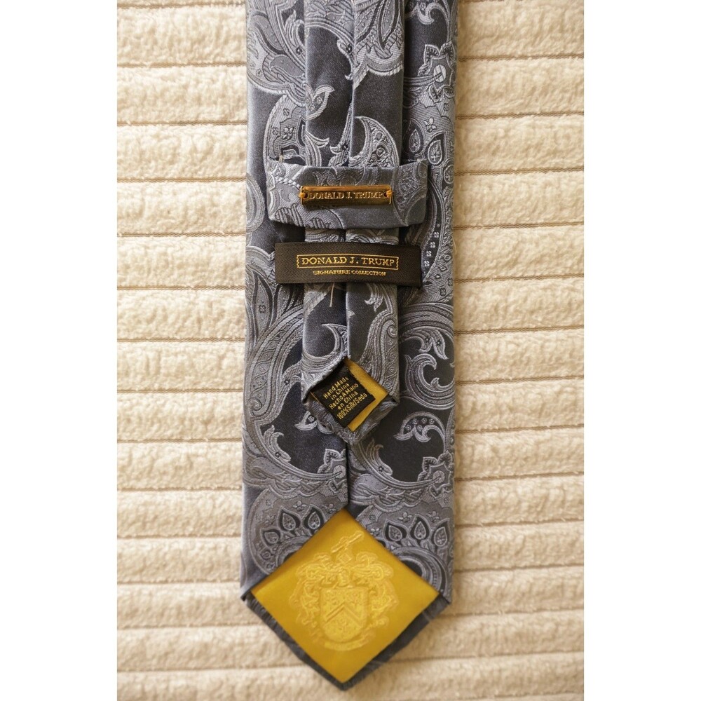 Donald J Trump Signature Collection Necktie Silver Charcoal Grey Paisley Silk